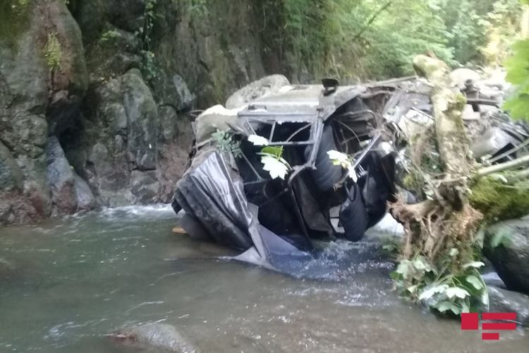 В Лерике автомобиль упал в овраг, 3 человека погибли - ОБНОВЛЕНО-1