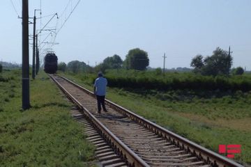 В Саатлы столкнулись поезд и грузовик, есть пострадавший  - ФОТО