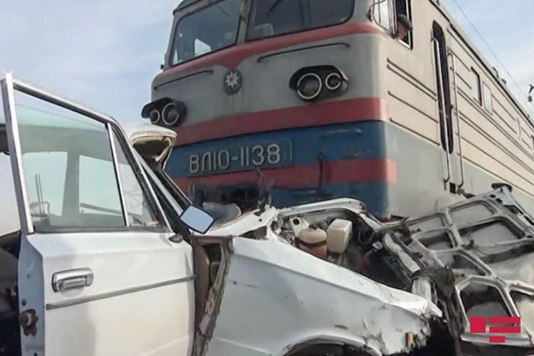 В Саатлы «ВАЗ-2106» столкнулся с поездом, ранены три человека