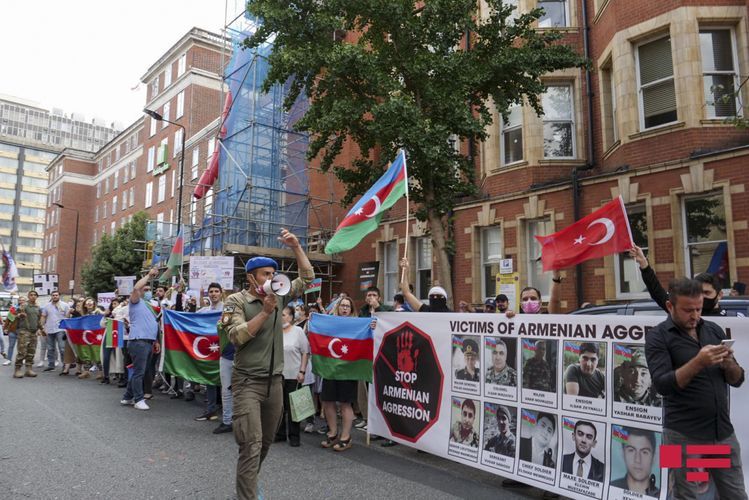 Азербайджанцы провели акцию протеста перед посольством Армении в Лондоне - ФОТО - ВИДЕО