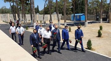 Депутаты посетили могилы генерала Полада Гашимова и полковника Ильгара Мирзоева