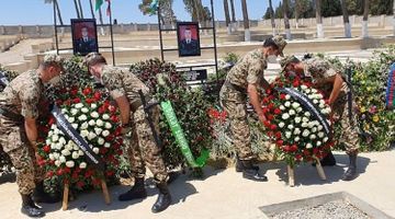 Депутаты посетили могилы генерала Полада Гашимова и полковника Ильгара Мирзоева