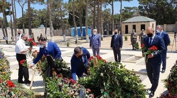 Депутаты посетили могилы генерала Полада Гашимова и полковника Ильгара Мирзоева