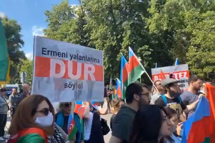 Перед посольством Армении в Берлине проходит акция протеста