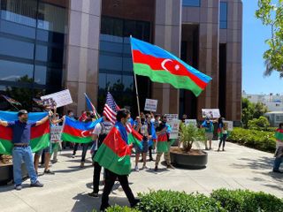 В Лос-Анджелесе армяне напали на азербайджанских демонстрантов
