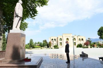 Президент Ильхам Алиев посетил памятник Гейдару Алиеву в Исмаиллы - ОБНОВЛЕНО