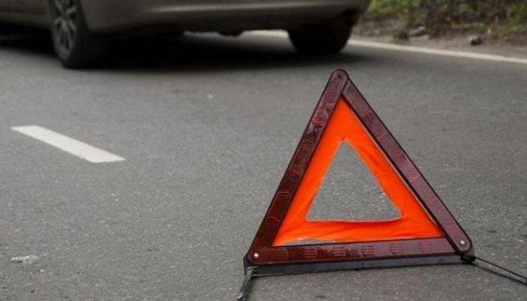 В Джалилабаде легковой автомобиль столкнулся с трактором, водитель автомобиля скончался на месте аварии