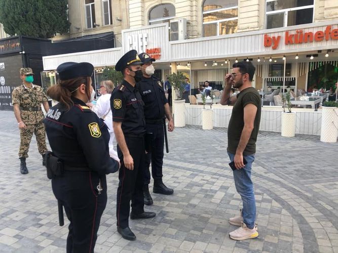 В Баку женщины-полицейские участвуют в рейдах в отношении тех, кто не носит маски - ФОТО