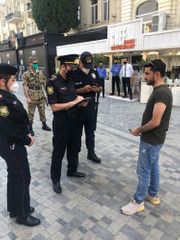 В Баку женщины-полицейские участвуют в рейдах в отношении тех, кто не носит маски - ФОТО