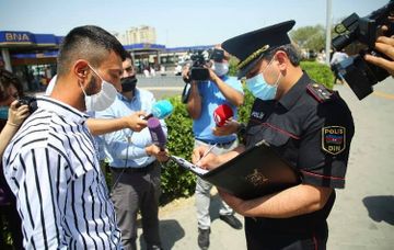 В Баку женщины-полицейские участвуют в рейдах в отношении тех, кто не носит маски - ФОТО