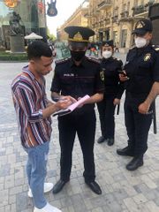В Баку женщины-полицейские участвуют в рейдах в отношении тех, кто не носит маски - ФОТО