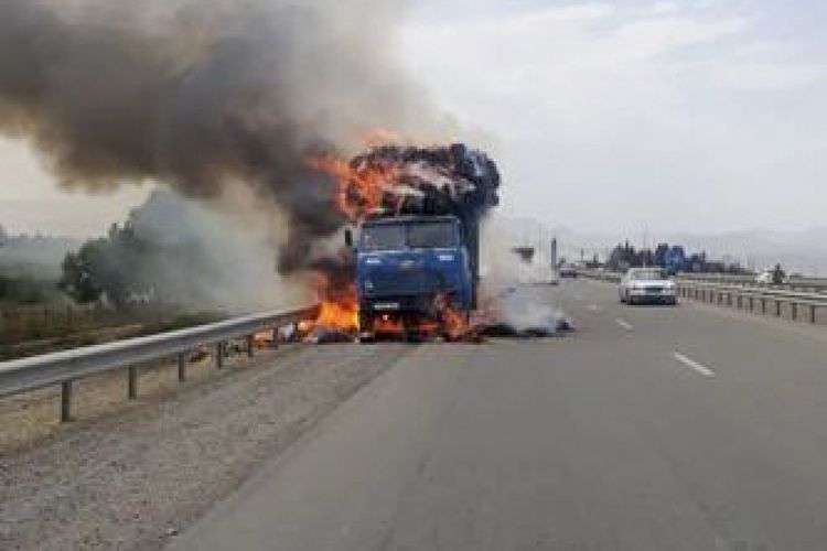 В Баку сгорел грузовой автомобиль