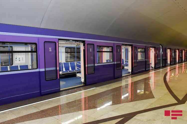 Число пассажиров Бакинского метрополитена уменьшилось на 43%