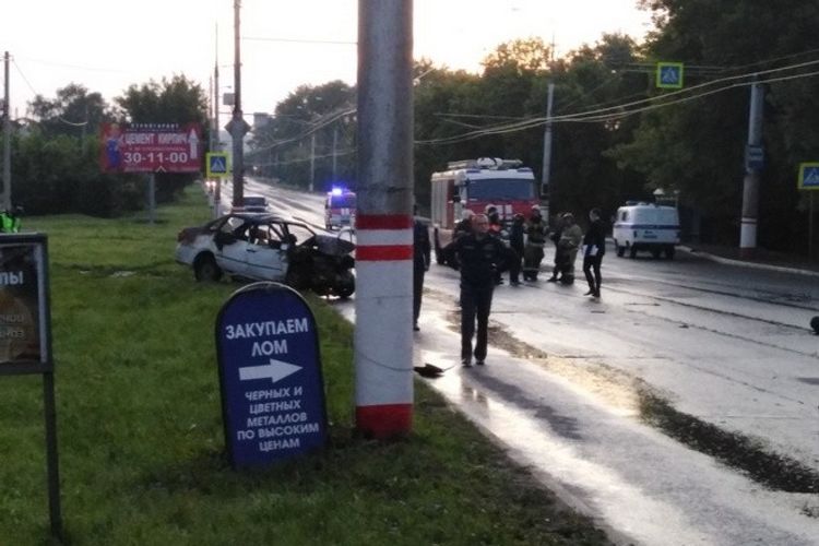 В России две машины сгорели после лобового столкновения, шесть человек погибли - ФОТО