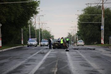 В России две машины сгорели после лобового столкновения, шесть человек погибли - ФОТО
