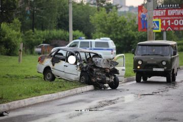 В России две машины сгорели после лобового столкновения, шесть человек погибли - ФОТО