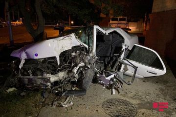 В Баку автомобиль врезался в деревья, водитель серьезно пострадал  - ФОТО