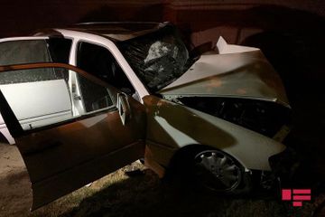 В Баку автомобиль врезался в деревья, водитель серьезно пострадал  - ФОТО