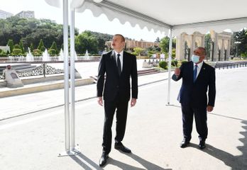 Президент принял участие в открытии нового надземного пешеходного перехода в Баку - ОБНОВЛЕНО - ФОТО