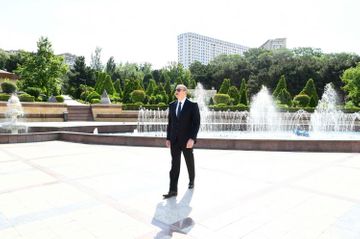 Президент принял участие в открытии нового надземного пешеходного перехода в Баку - ОБНОВЛЕНО - ФОТО