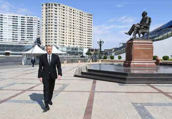 Президент принял участие в открытии нового надземного пешеходного перехода в Баку - ОБНОВЛЕНО - ФОТО
