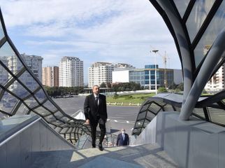 Президент принял участие в открытии нового надземного пешеходного перехода в Баку - ОБНОВЛЕНО - ФОТО