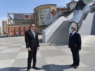 Президент принял участие в открытии нового надземного пешеходного перехода в Баку - ОБНОВЛЕНО - ФОТО