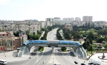 Президент принял участие в открытии нового надземного пешеходного перехода в Баку - ОБНОВЛЕНО - ФОТО