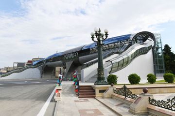 Президент принял участие в открытии нового надземного пешеходного перехода в Баку - ОБНОВЛЕНО - ФОТО