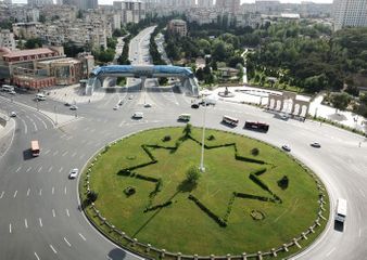 Президент принял участие в открытии нового надземного пешеходного перехода в Баку - ОБНОВЛЕНО - ФОТО