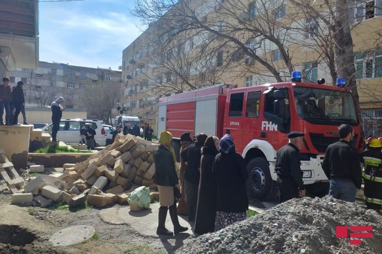 В Ширване произошел пожар в жилом здании, два человека отравились дымом - ФОТО