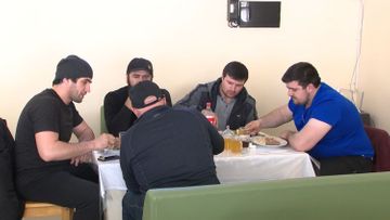 Следующие из Ирана в Азербайджан грузовики сопровождает полиция