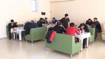Следующие из Ирана в Азербайджан грузовики сопровождает полиция