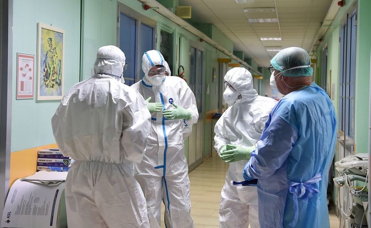 Зараженный коронавирусом японец специально заражал людей в барах