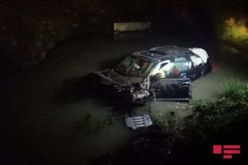В Астаре Lexus упал с моста, погиб водитель - ФОТО