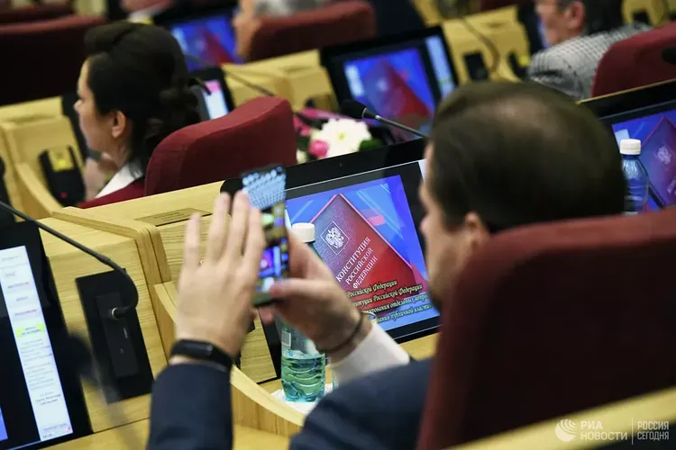 Все регионы РФ одобрили закон о поправке в Конституцию