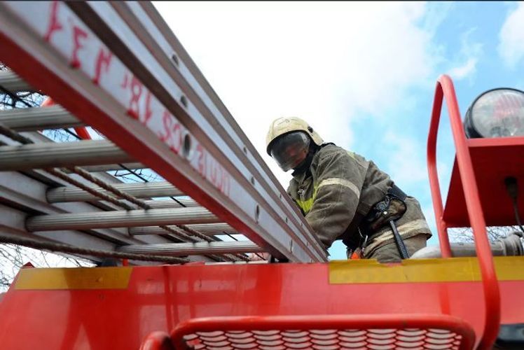В столице РФ спасли женщину, повисшую на уровне девятого этажа