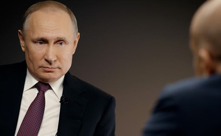 Путин не согласен с теми, кто называет его царем