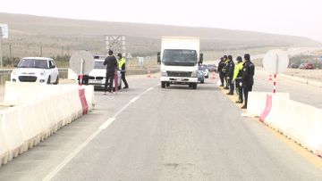 Полиция установила посты на вспомогательных дорогах в Баку, Сумгайыт и Абшерон – ФОТО 