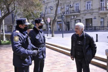 ГУПБ: Обеспечивается возвращение вышедших на улицу пожилых людей в свои дома - ВИДЕО