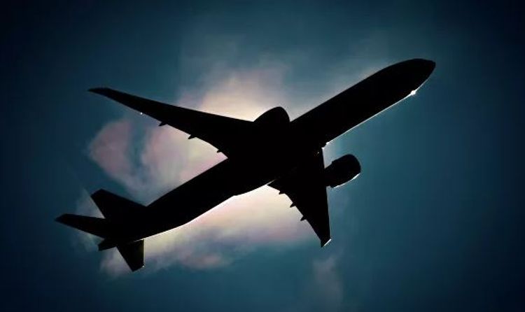 Восемь человек погибли при крушении пассажирского самолета на Филиппинах