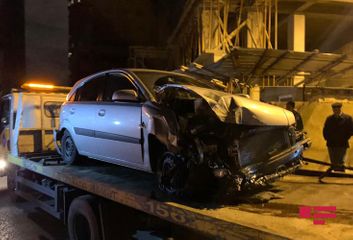 В Баку «КИА» врезалась в грузовик, тяжело пострадал водитель  - ФОТО