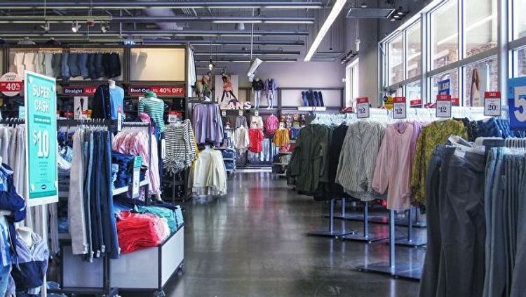 Продажи одежды в России упали на 90%