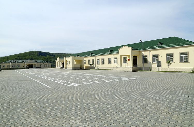 Закир Гасанов и Магеррам Алиев побывали в воинской части в прифронтовой зоне, строительство которой находится на стадии завершения
