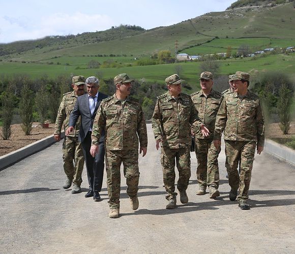 Закир Гасанов и Магеррам Алиев побывали в воинской части в прифронтовой зоне, строительство которой находится на стадии завершения