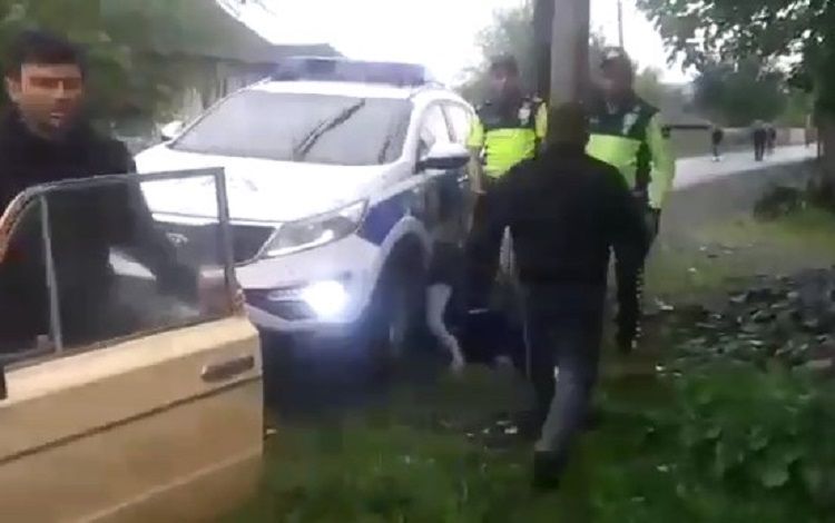 В Загатале между сотрудниками дорожной полиции и местными жителями произошел инцидент, водитель арестован - ВИДЕО