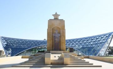 Президент Ильхам Алиев и первая леди Мехрибан Алиева посетили памятник Ази Асланову - ФОТО - ОБНОВЛЕНО
