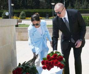 Президент Ильхам Алиев и первая леди Мехрибан Алиева посетили памятник Ази Асланову - ФОТО - ОБНОВЛЕНО