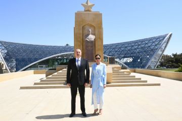 Президент Ильхам Алиев и первая леди Мехрибан Алиева посетили памятник Ази Асланову - ФОТО - ОБНОВЛЕНО