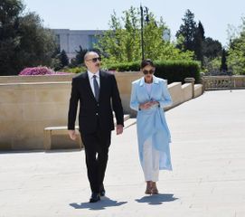 Президент Ильхам Алиев и первая леди Мехрибан Алиева посетили памятник Ази Асланову - ФОТО - ОБНОВЛЕНО